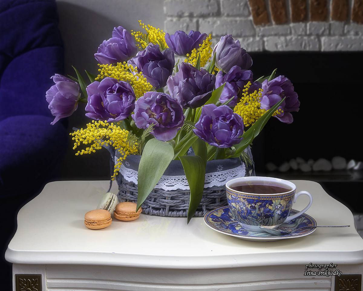 натюрморт, цветы, тюльпаны, мимозы, чайный столик, Приходько Ирина