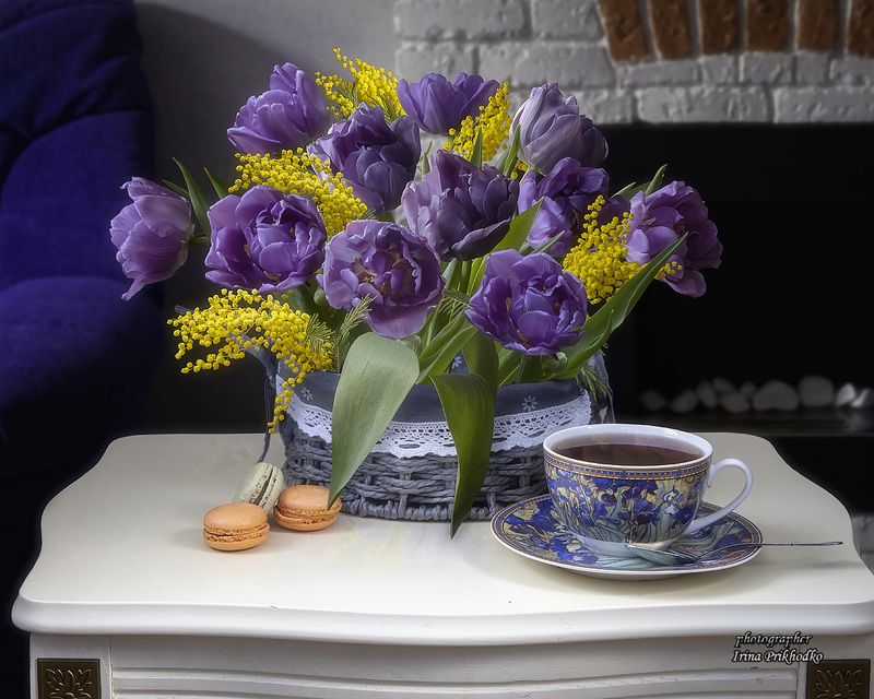 натюрморт, цветы, тюльпаны, мимозы, чайный столик Любимый букет марта фото превью