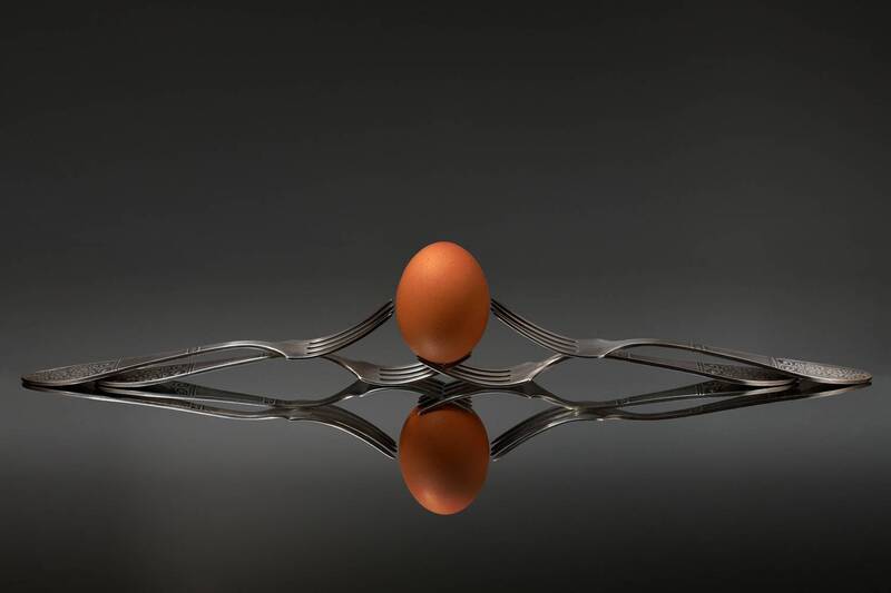 натюрморт предметка свет отражение, склянки, бокалы Два бокала один упал фото превью