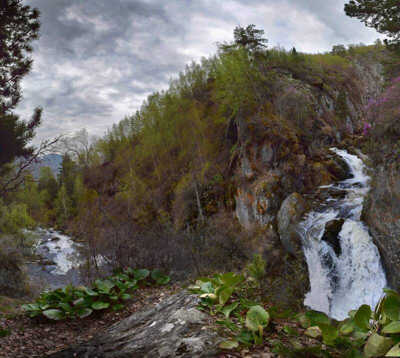 Водопад в лесной чаще фото превью