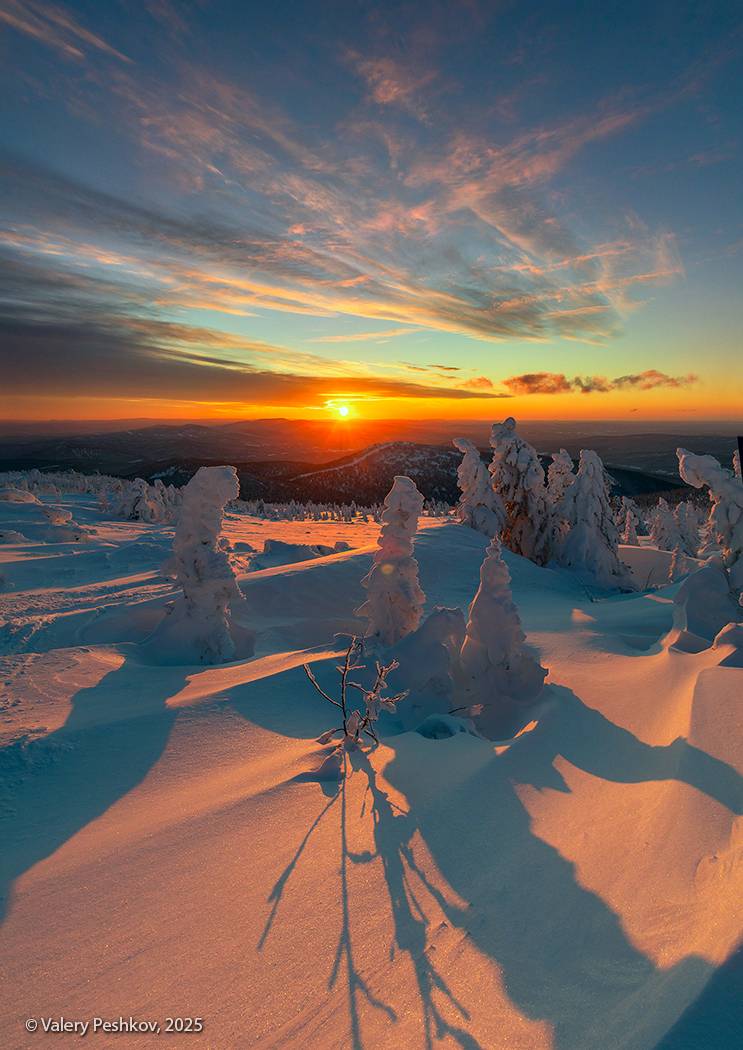 закат, закат на горе, шерегеш, скалы, верблюды, снег, иней, надувы, пихты, кедры, вечер, гора курган, горная шория, мороз, зима, сибирь, Пешков Валерий