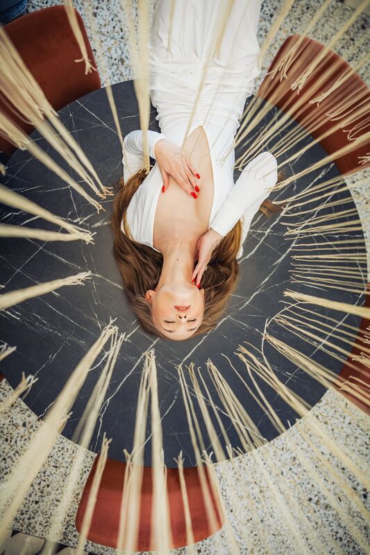 момент, девушка, девушка в платье, белое платье, платье, стол, ресторан, наслаждение Момент фото превью