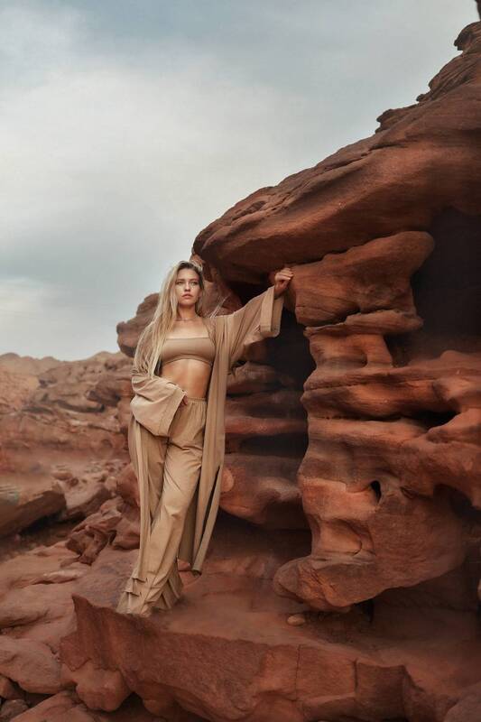 восточная сказка, девушка в пустыне, женский портрет, цветной каньон Закат в Салама фото превью