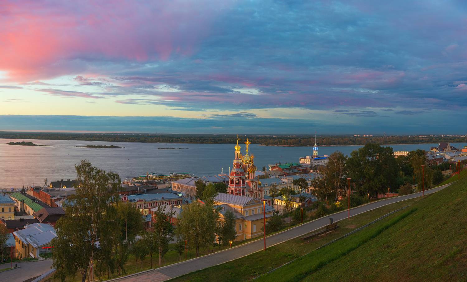 нижний новгород, парк 800-летия нижнего новгорода, набережная фёдоровского, рождественская улица, церковь собора пресвятой богородицы, вечер, закат, подсветка, Денисевич Алексей