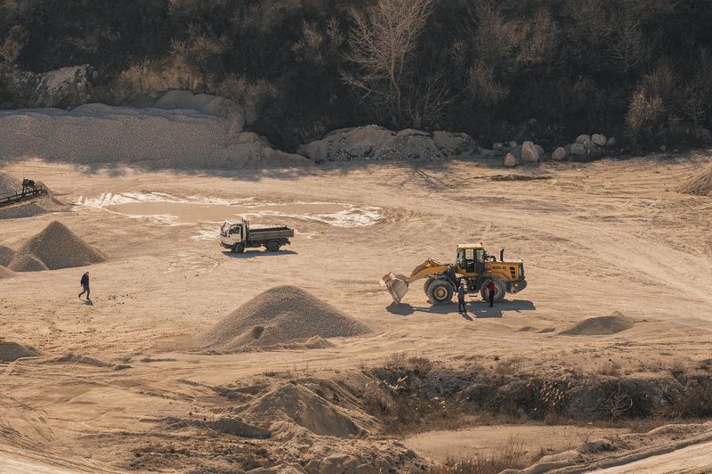 карьер, добыча, индустрия, промышленность, промышленный пейзаж, индустриальный пейзаж, техника, карьерная техника, экскаватор, грузовик, добыча полезных ископаемых, ландшафт, индустриальный ландшафт, документальная фотография, геометрия, минимализм, масшт Ландшафт добычи фото превью