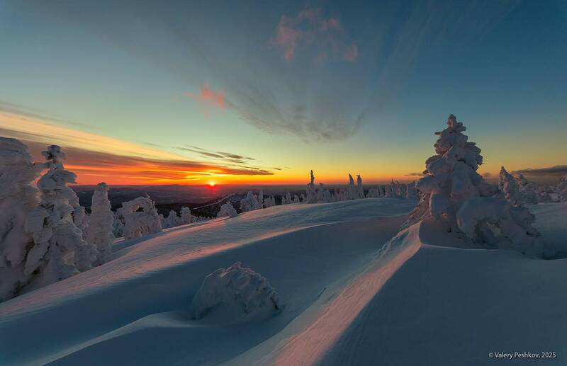 закат, закат на горе, шерегеш, скалы, верблюды, снег, иней, надувы, пихты, кедры, вечер, гора курган, горная шория, мороз, зима, сибирь Прощание с солнцем (2) фото превью