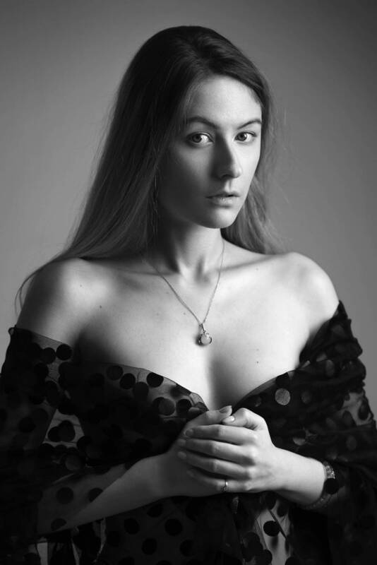 женский портрет, художественный портрет, черно-белая фотография, монохром, мягкий свет, взгляд, тишина, состояние, полутона, сдержанность, fine art portrait, black and white, bw, female portrait, studio portrait, minimalism, art photography, author photog Свет внутри фото превью