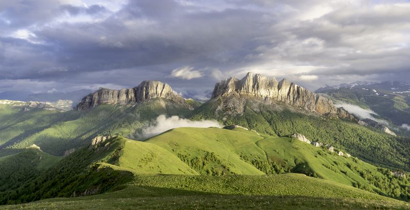 Россия, республика Адыгея, Чёртовы ворота, Восточный и Западный Ачешбоки, перевал Кондитерский, Большой Тхач Восточный и Западный Ачешбоки фото превью