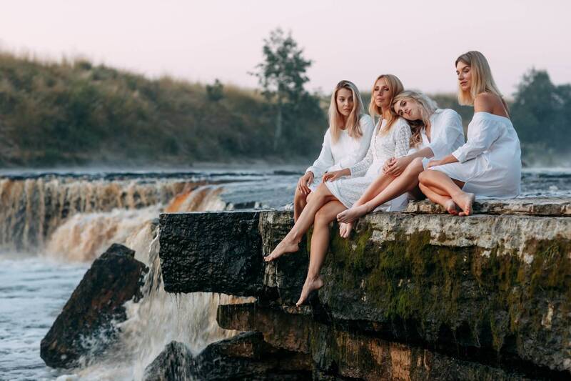 девушки, утро, водопад, молодость, красота Встречая рассвет фото превью