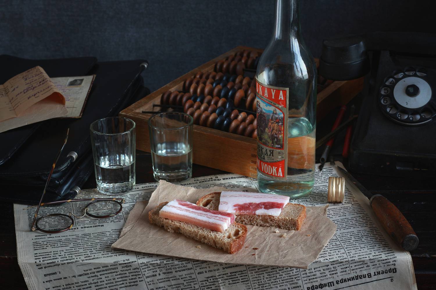 натюрморт, ретро_натюрморт, сало, водка, газета, очки, наталья_казанцева, Наталья Казанцева