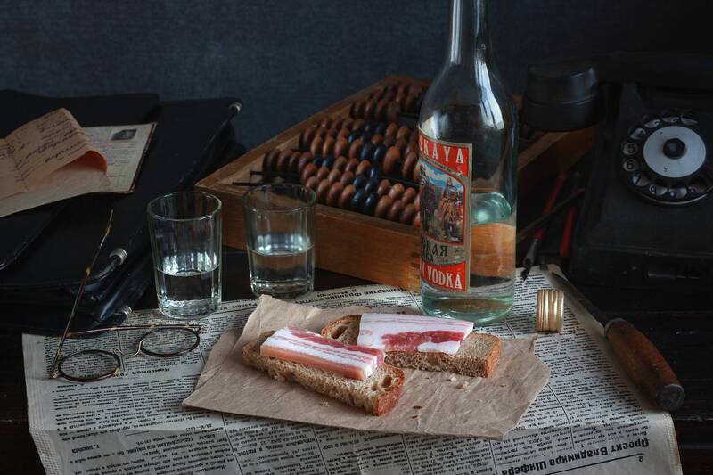 натюрморт, ретро_натюрморт, сало, водка, газета, очки, наталья_казанцева Пятница! фото превью