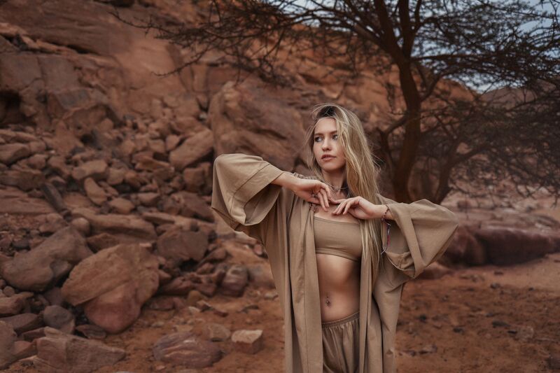 восточная девушка, женский портрет На закате фото превью