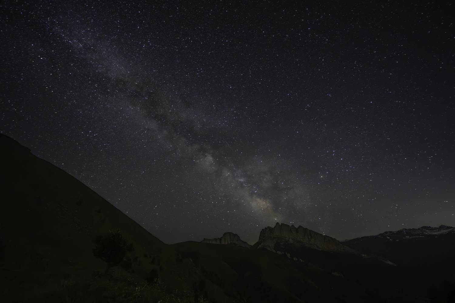 Россия, республика Адыгея, Большой Тхач, Чёртовы ворота, Восточный и Западный Ачешбоки, перевал Кондитерский, звёздное небо, Млечный путь, Гаврилов Юрий