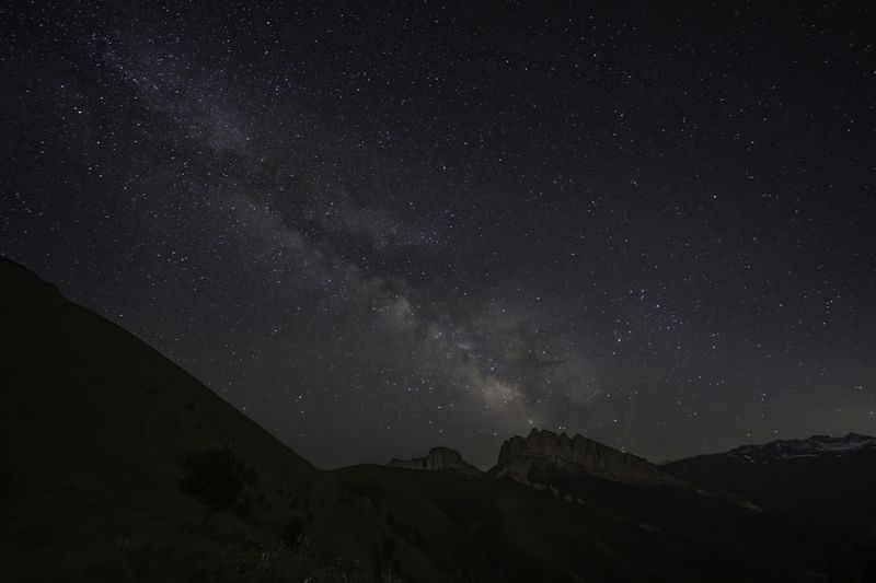 Россия, республика Адыгея, Большой Тхач, Чёртовы ворота, Восточный и Западный Ачешбоки, перевал Кондитерский, звёздное небо, Млечный путь Млечный путь в природном парке Большой Тхач фото превью