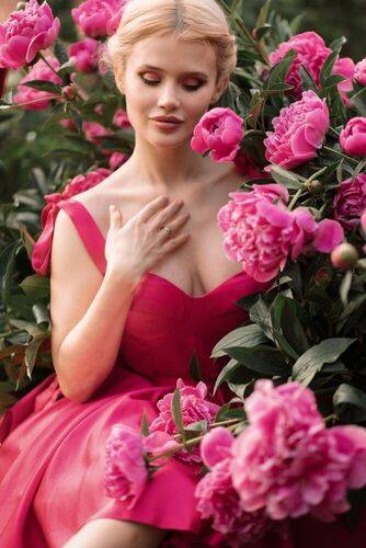 в облаке пионов