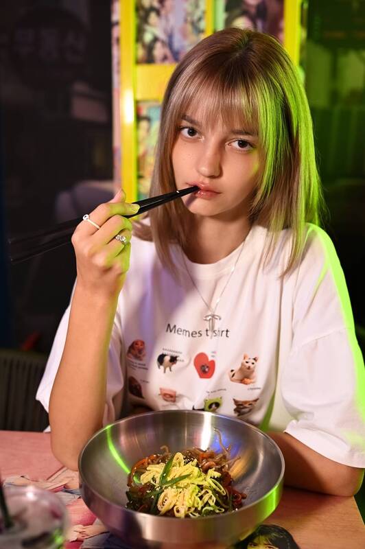 женский портрет, жанровый портрет, жанр, девушка, женщина, портрет девушки, портрет в помещении, цветной свет, молодая девушка, фото в кафе, woman portrait, portrait, woman, color light, young woman Korean фото превью