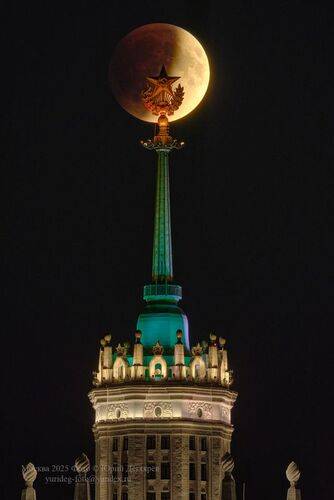 Москва. Лунное затмение и высотка на Котельнической.