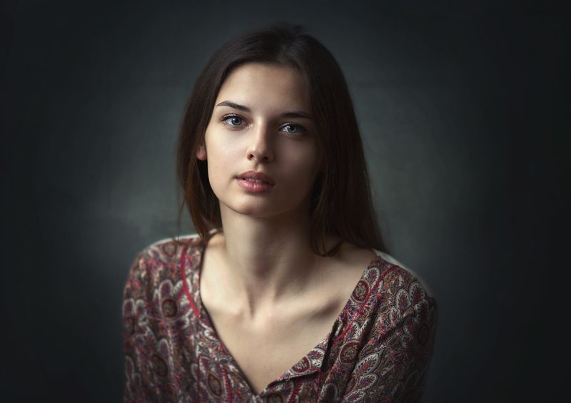 Портрет девушки, студия, естественный свет Алина фото превью