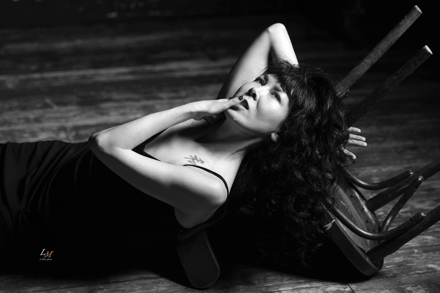 женский портрет, художественный портрет, черно-белая фотография, монохром, театральность, сцена, пауза, жест, драматический свет, эмоциональный портрет, пластика, настроение, fine art portrait, black and white, bw, female portrait, stage mood, studio port, Маркачев Леонид