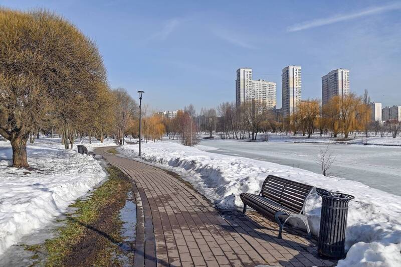 Март в городском парке фото превью