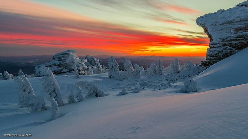 закат, закат на горе, шерегеш, скалы, верблюды, снег, иней, надувы, пихты, кедры, вечер, гора курган, горная шория, мороз, зима, сибирь Небесный пожар фото превью