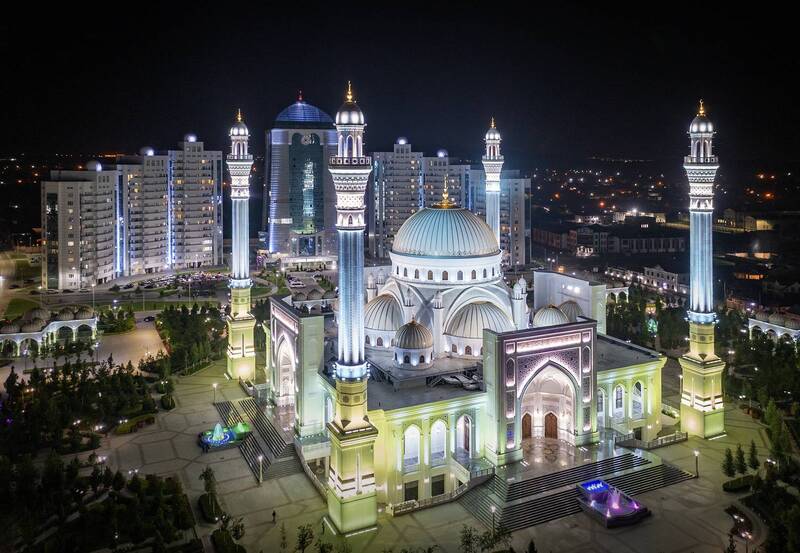 чечня, шали, мечеть, городость мусульман, аэросъемка, вид сверху, вечерний город Мечеть \\\