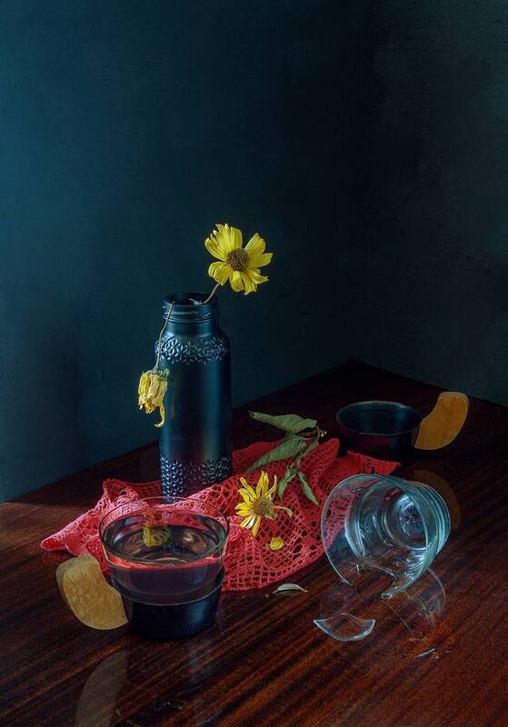 стаканы, салфетка, бутылка, сухоцветы  фото превью