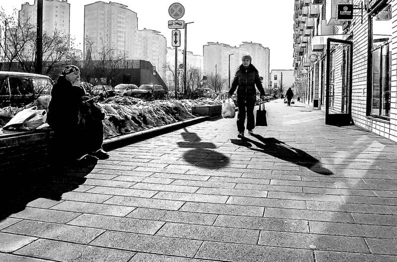 А женщины с утра с сумками фото превью