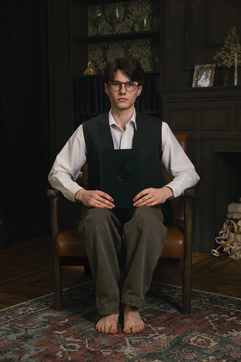 мужчина, мужчина в кресле, мужчина с книгой, мужчина в очках, Наталья Максимова