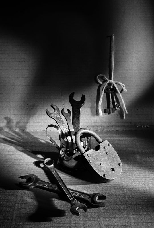 натюрморт, ключи, замок Форма и металл фото превью