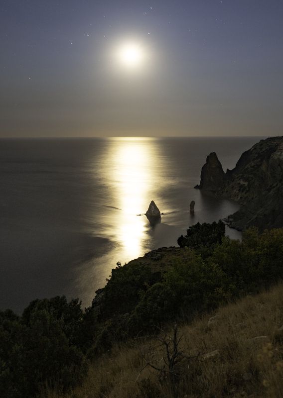 Россия, Крым, Севастополь, мыс Фиолент, скалы Орест и Пилад, луна, лунная дорожка Лунная дорожка фото превью