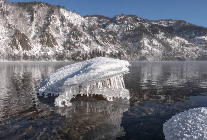 енисей, весна, камни, лед, фигурка, отражение, саяны Весеннее фото превью