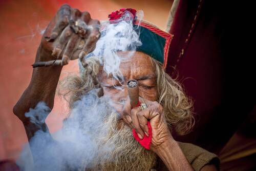 Садху, курящие гашиш