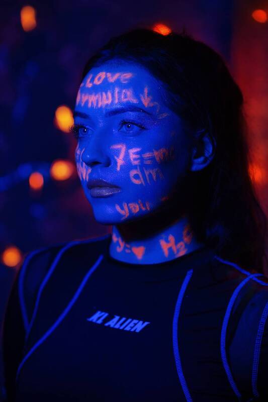 портрет, жанр, девушка, неон Space vibe фото превью