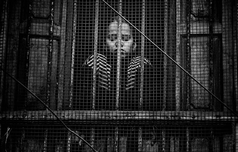 окно, решётка, женщина, варанаси, грусть, тюрьма В БезОпасности | In-Security фото превью