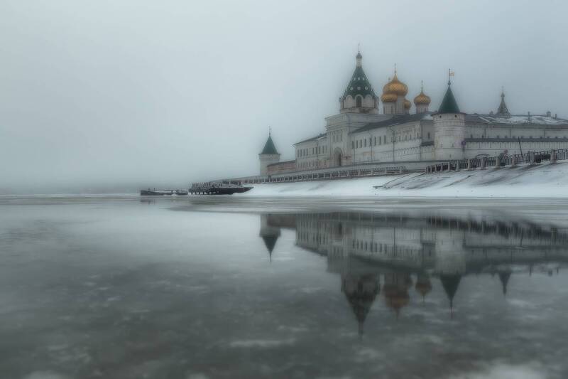 весна, лед, река, монастырь, март Весна готовится снять оковы льда с реки фото превью