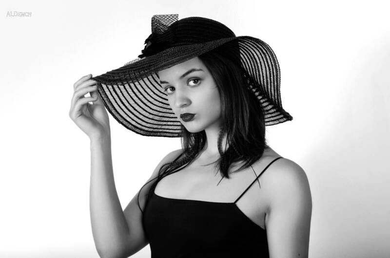 Таинственность в каждом взгляде: когда шляпа становится частью тебя фото превью