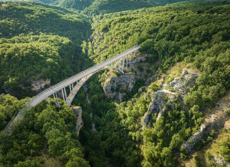 Мост через зеленую реку фото превью