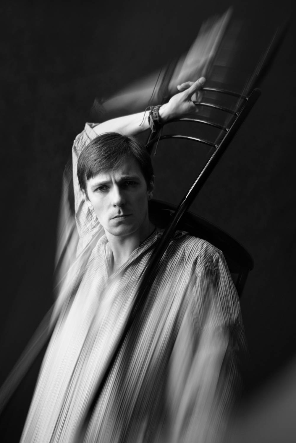 портрет, мужской портрет, черно-белое, танец, стул, актер, Шарабанов Дмитрий