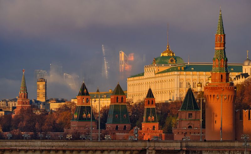 москва, кремль, сити, башни, небоскребы, туман, утро, рассвет, дворец, город, столица, россия Московский Кремль и Москва-Сити в тумане. фото превью