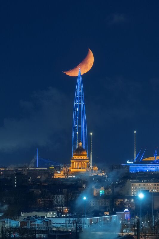 Санкт-Петербург Исаакиевский собор, Лахта-центр и Луна на одной линии фото превью