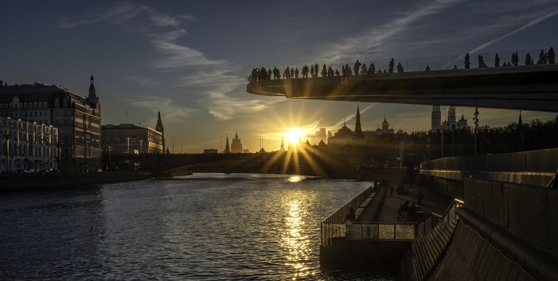 Москва, парк Зарядье, Кремль, река Москва, Парящий мост Вот такой закат случился вчера... фото превью