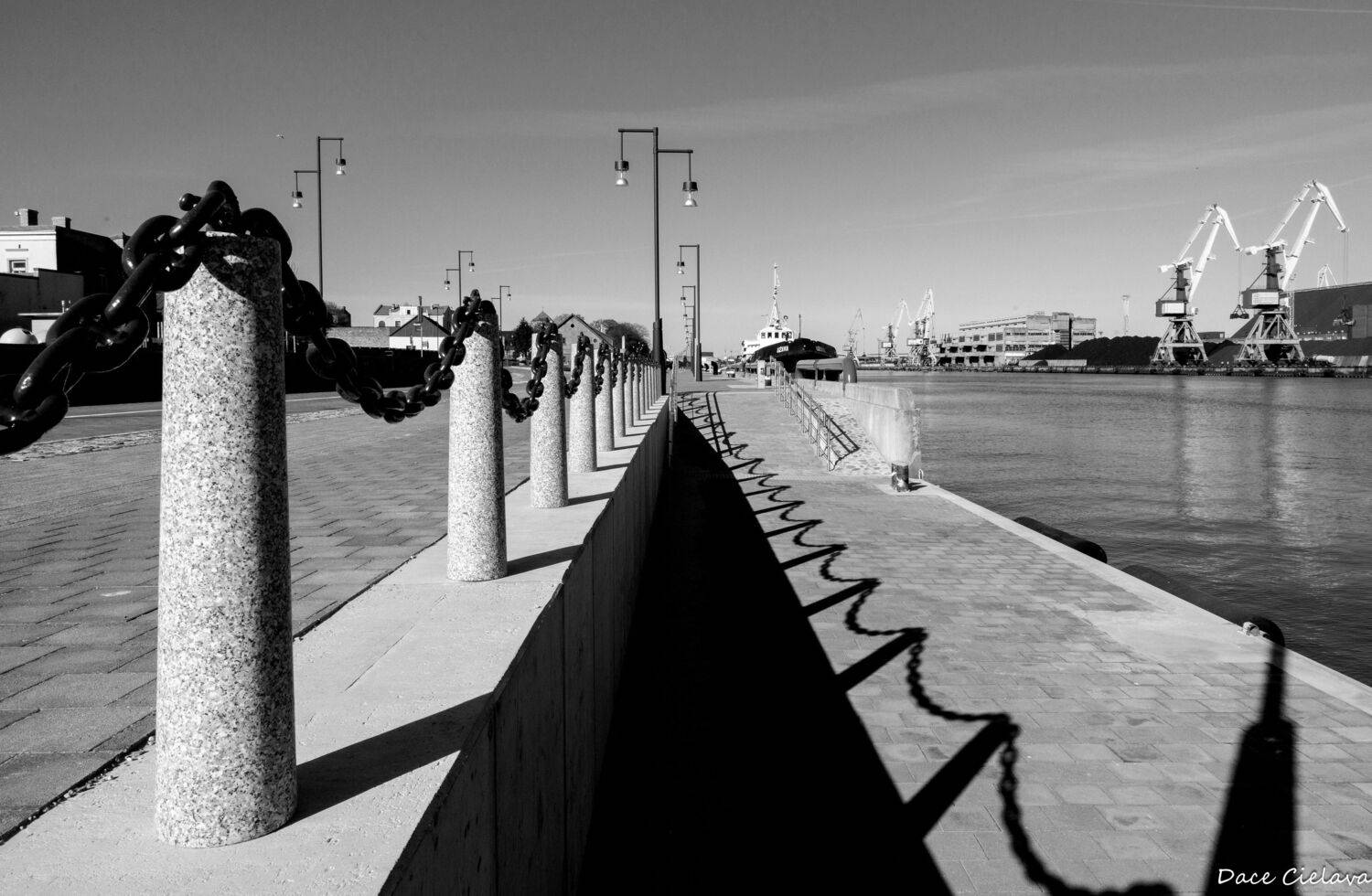 arhitektūra, melnbalts, pilsēta, ainava, iela, līnijas, stabi, ēnas, Cielava Dace