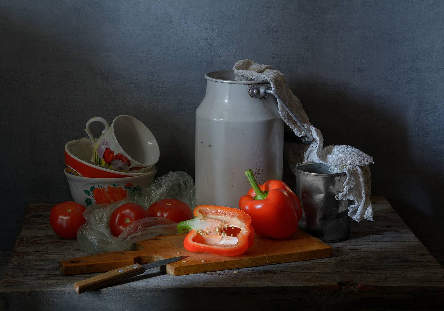 перцы, томаты, бидончик, нож, тряпка, банка, разделочная доска, Алексей Бычков