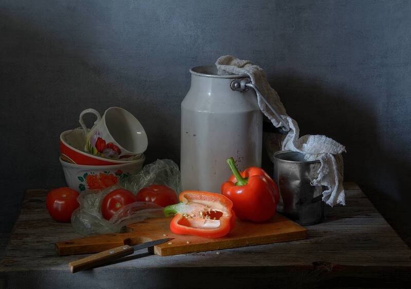 перцы, томаты, бидончик, нож, тряпка, банка, разделочная доска  фото превью