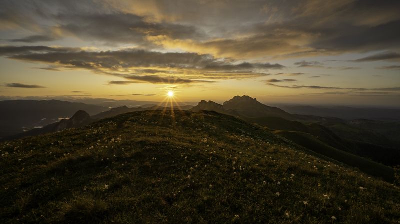Россия, республика Адыгея, Большой Тхач, перевал Кондитерский, гора Асбестная, закат Закат в горах Кавказа фото превью