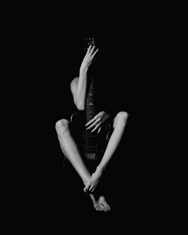 guitar, black and white, model, legs Guitar фото превью