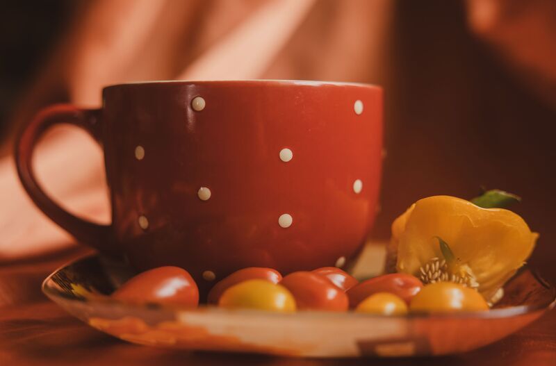 sarkans, dzeltens, dārzeņi, silts Silto krāsu klusā daba ar krūzi фото превью