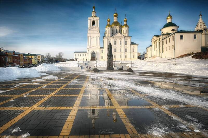 храм, площадь, отражения Март фото превью