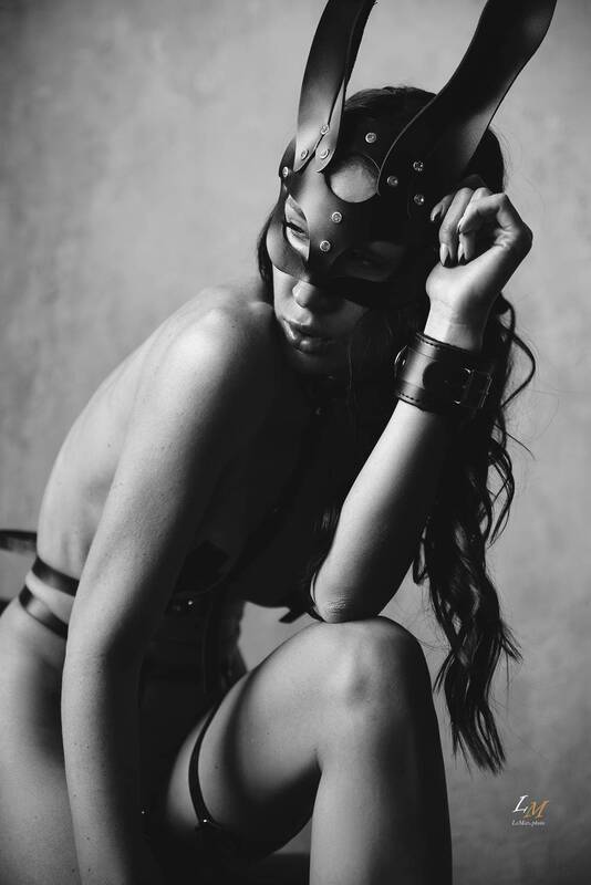 нуар, арт ню, художественное ню, черно-белая фотография, маска, кроличья маска, тень, драматический свет, напряжение, чувственность, доминирование, пластика, темная эстетика, cinematic mood, fine art, art nude, black and white, bw, author photography, noi Под маской ночи фото превью